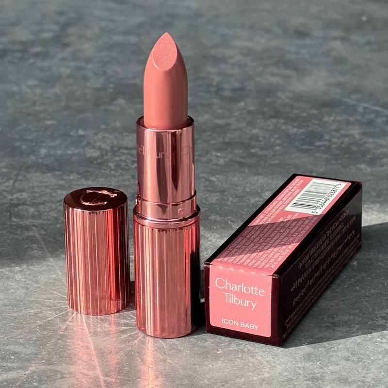 Karmin sa satenskim sjajem za usne Charlotte Tilbury KISSING