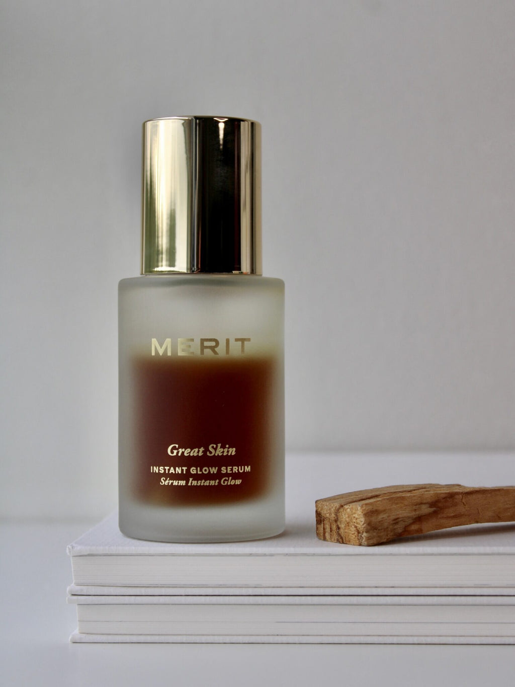 Suero iluminador instantáneo MERIT Great Skin con niacinamida y ácido hialurónico