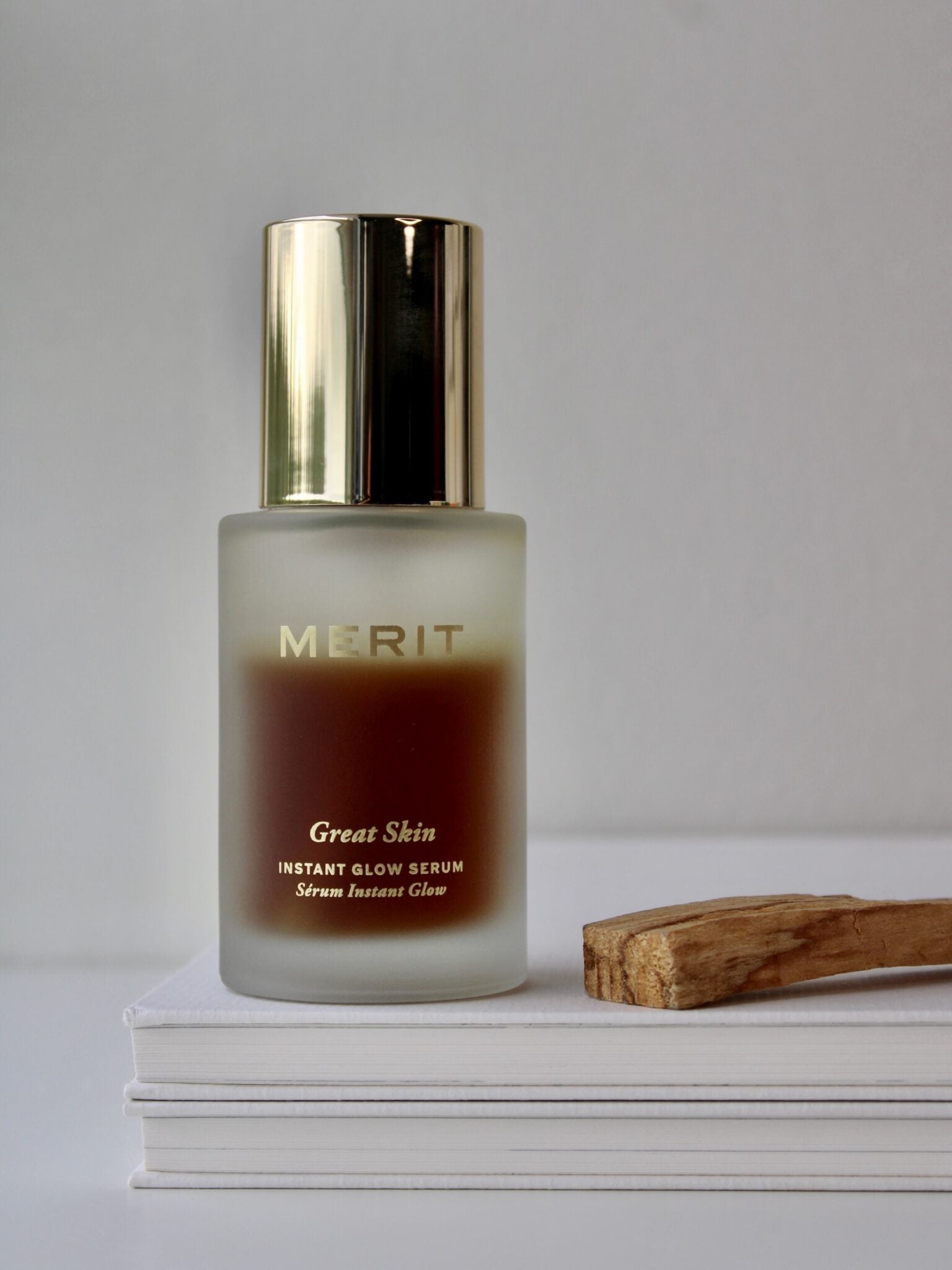 Suero iluminador instantáneo MERIT Great Skin con niacinamida y ácido hialurónico